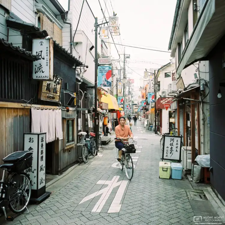 While setting my film camera for a photo along Star Road in the Asagaya area of Tokyo, I saw a bicyclist approaching in the viewfinder - and pushed the shutter.