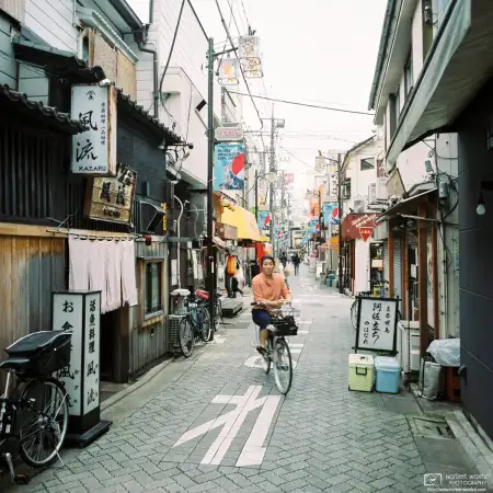 While setting my film camera for a photo along Star Road in the Asagaya area of Tokyo, I saw a bicyclist approaching in the viewfinder - and pushed the shutter.