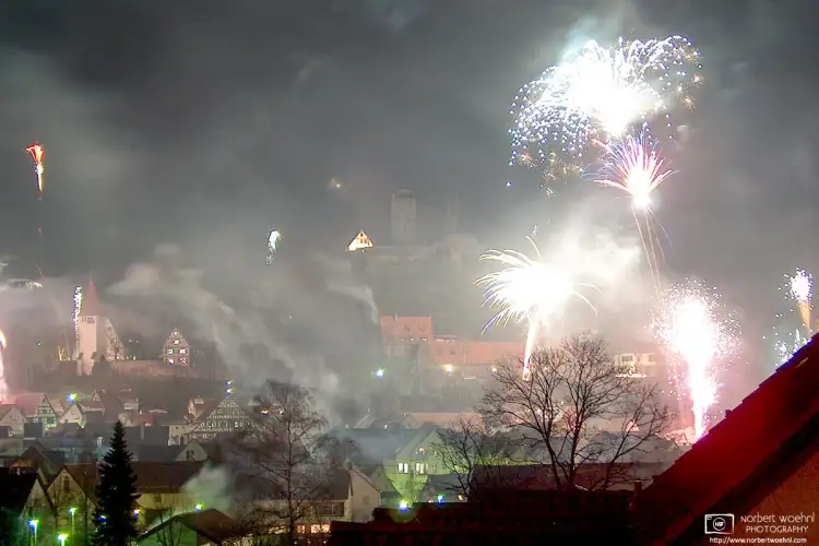 The 2004 New Year’s fireworks in the historic small town of Beilstein in southwestern Germany. Hohenbeilstein Castle is visible in the background.