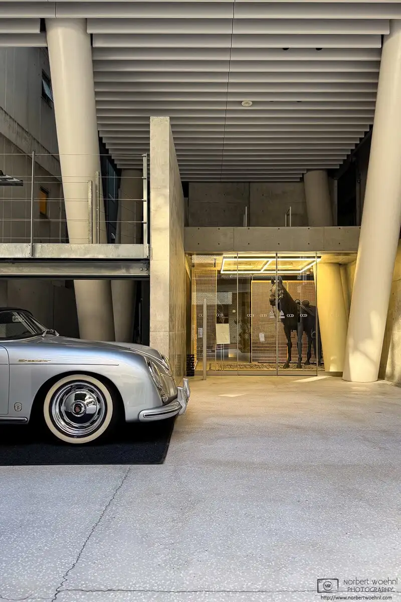 In the Hirakawacho area of Chiyoda Ward in Tokyo, I passed this slightly baffling building entrance featuring a 1950s Porsche 356 Speedster and a horse statue.