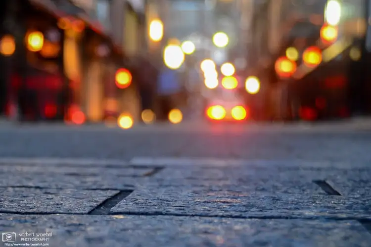 A study of evening lights creating a warming atmosphere in the Gion district of Kyoto, Japan.