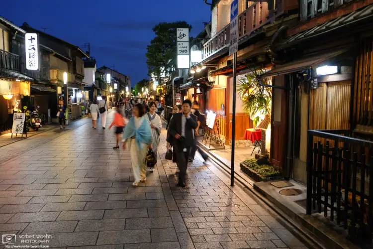 Early evening mood along Hanamikoji, one of the main streets traversing the old Gion district in Kyoto, Japan.