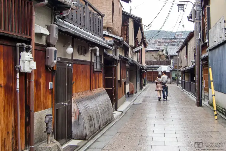 A tranquil scene spotted in a side street of the Gion district in Kyoto, Japan.