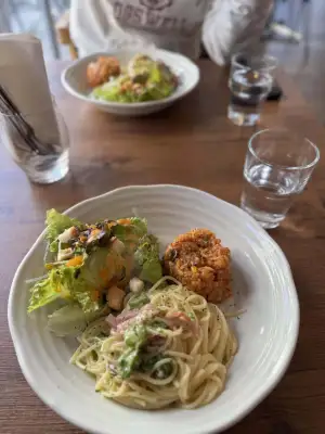 One-plate lunch at a cafe in the Itabashi Ward of Tokyo, Japan. Okra, ham & pepperoncino pasta, chicken rice and salad.