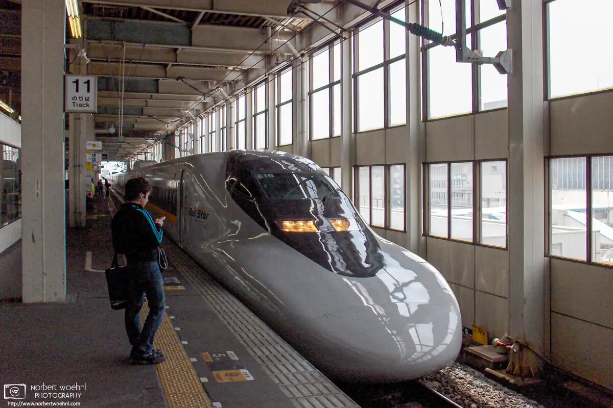 A Shinkansen (bullet train) bound for Hakata Station in Fukuoka is arriving at Hiroshima Station.