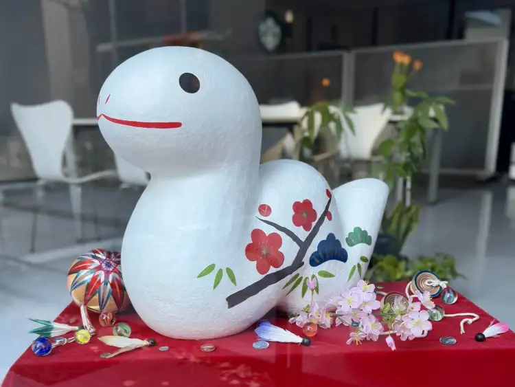 At the turn of years, many businesses have some sort of display of the upcoming zodiac animal. Here is an example of a nice snake that I found a few days ago in the Ochanomizu area of Tokyo.