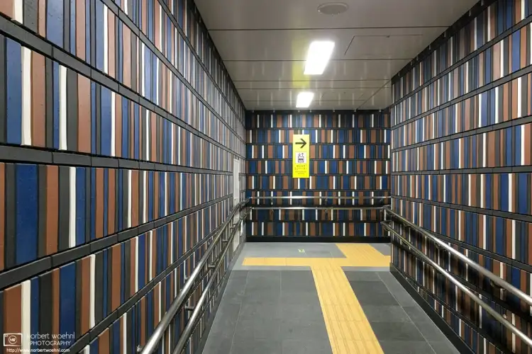 This pattern of tiles at a subway exit in Jimbocho, Tokyo, resembles books on a shelf. An apt choice, given that the area is filled with used-book stores.