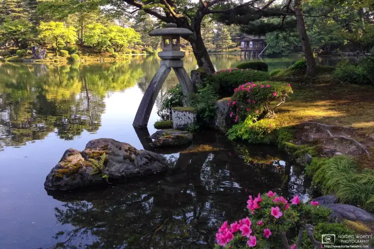 Kenrokuen in Kanazawa is known as one of the three great gardens of Japan. One of its most famous symbols is a two-legged stone lantern called Kotoji-tōrō.
