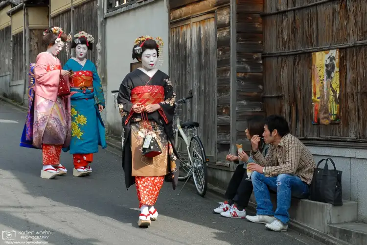 On my first trip to Japan, I ran into this interesting scene at Ninenzaka along the hills of Higashiyama in Kyoto.