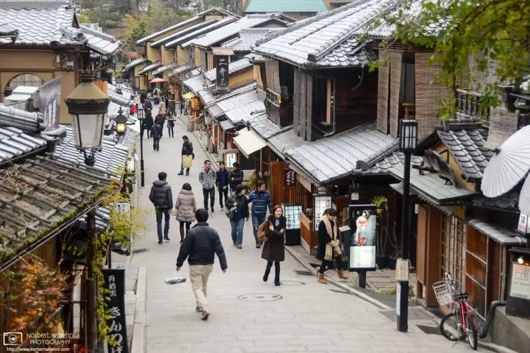 Ninenzaka is a lane lined with beautifully restored traditional shop houses, situated along the descent from Kiyomizudera Temple in Higashiyama, Kyoto, Japan.