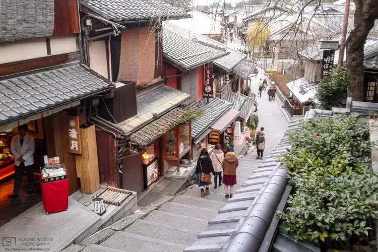 Sannenzaka is a scenic slope with historic buildings in Kyotos Higashiyama district. There are many delightful shops and restaurants.
