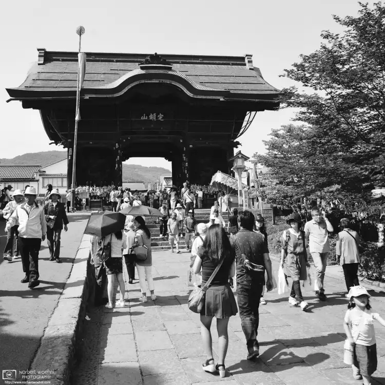 Visitors around the Niomon Gate, located along the southern approach to Zenkōji Temple in Nagano, Japan.