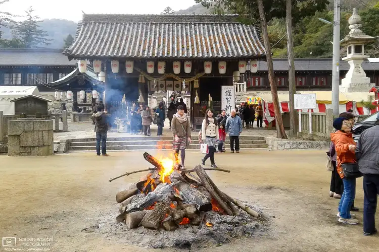 13 years ago today, I went for Hatsumode (first shrine visit of the New Year) at Kibitsuhiko Shrine in Okayama, Japan. A warming fire welcomed me at the gate.