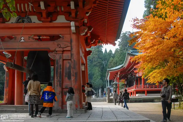 Enryakuji is a Tendai monastery located on Mount Hiei in Ōtsu, overlooking Kyoto. In this autumn scene, visitors are waiting at the belfry to ring the bell.