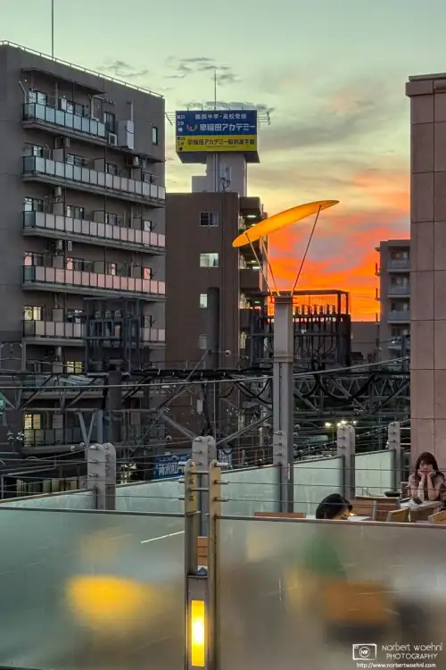 Went to Shiki in Saitama Prefecture today, and just after I had ordered dinner at a restaurant, I noticed some quite spectacular colors in the sky outside.