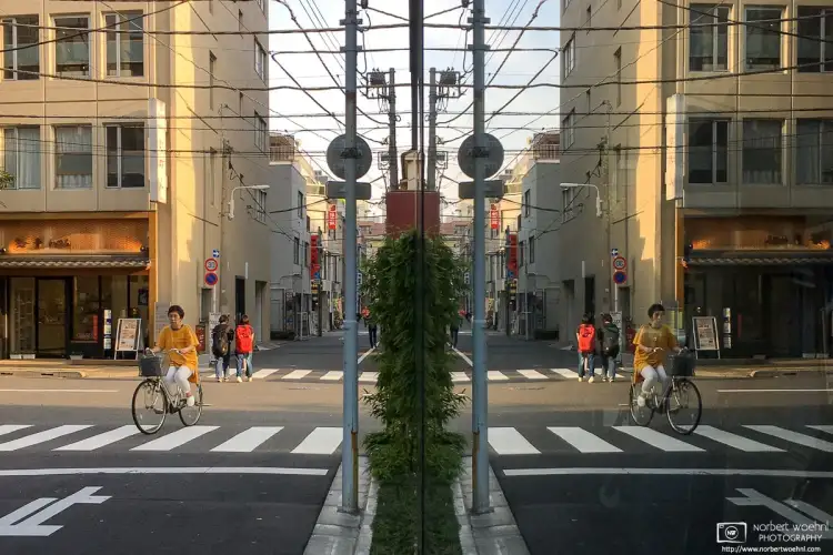 A nice big shop window working as a perfect mirror for this daily-life moment somewhere in the Taito Ward of Tokyo, Japan.