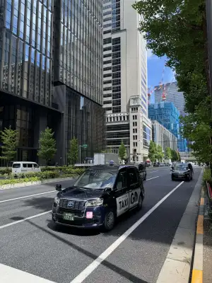 Mid-day scene in Marunouchi, Tokyo